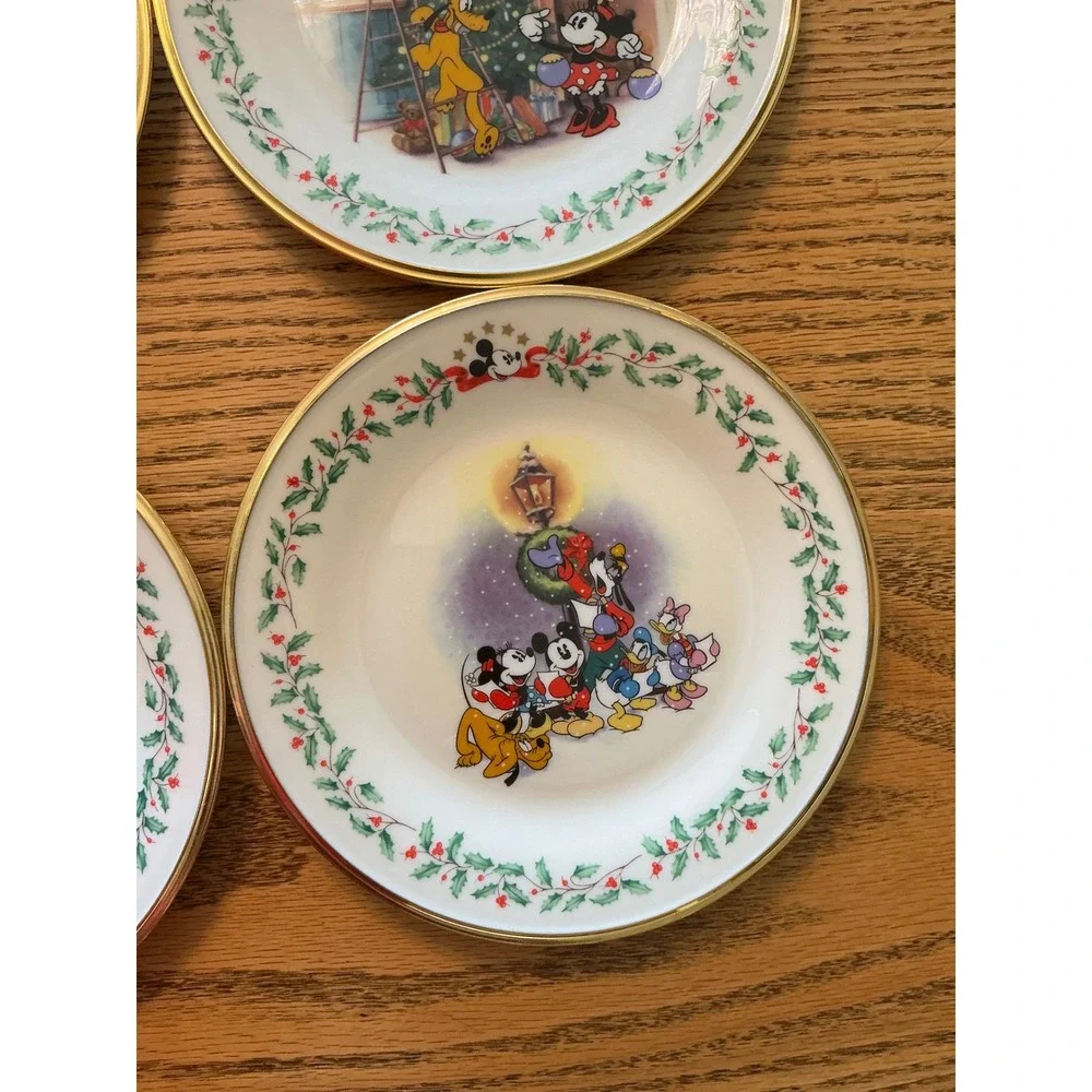 Lenox Disney Mickey & Co Holiday Plates Set of 4 Ivory China Gold Rim Christmas